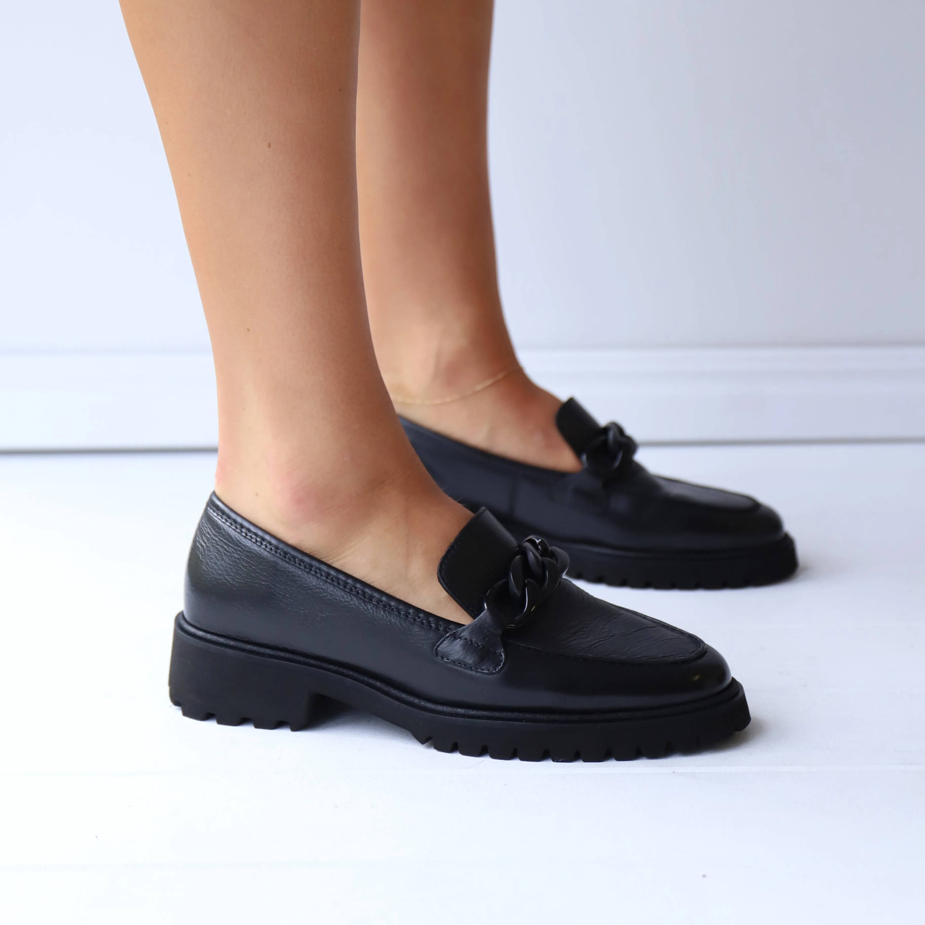 31209 Black Classic Toe Cap