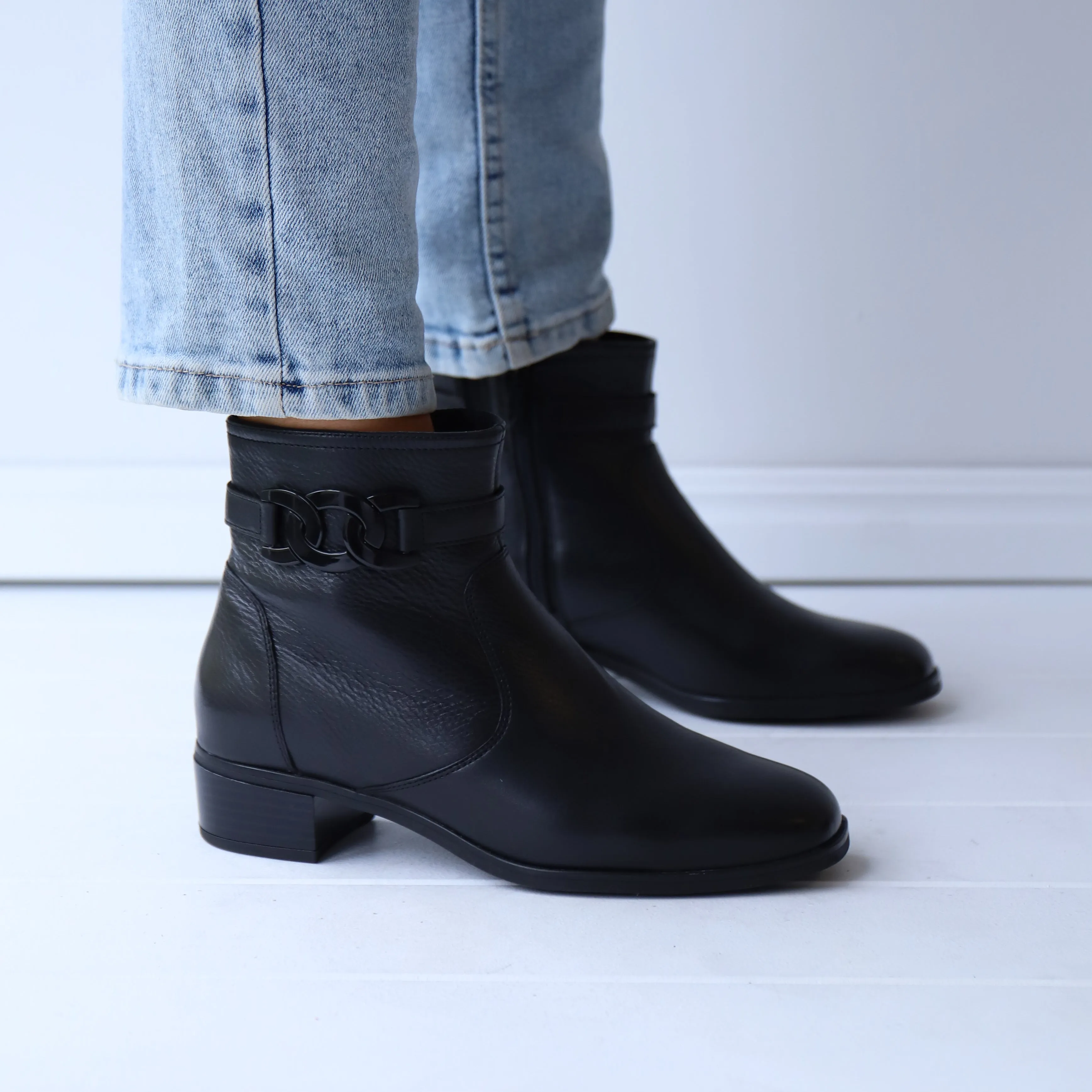 31803 Black Sturdy Anti Odor Rural Traveler