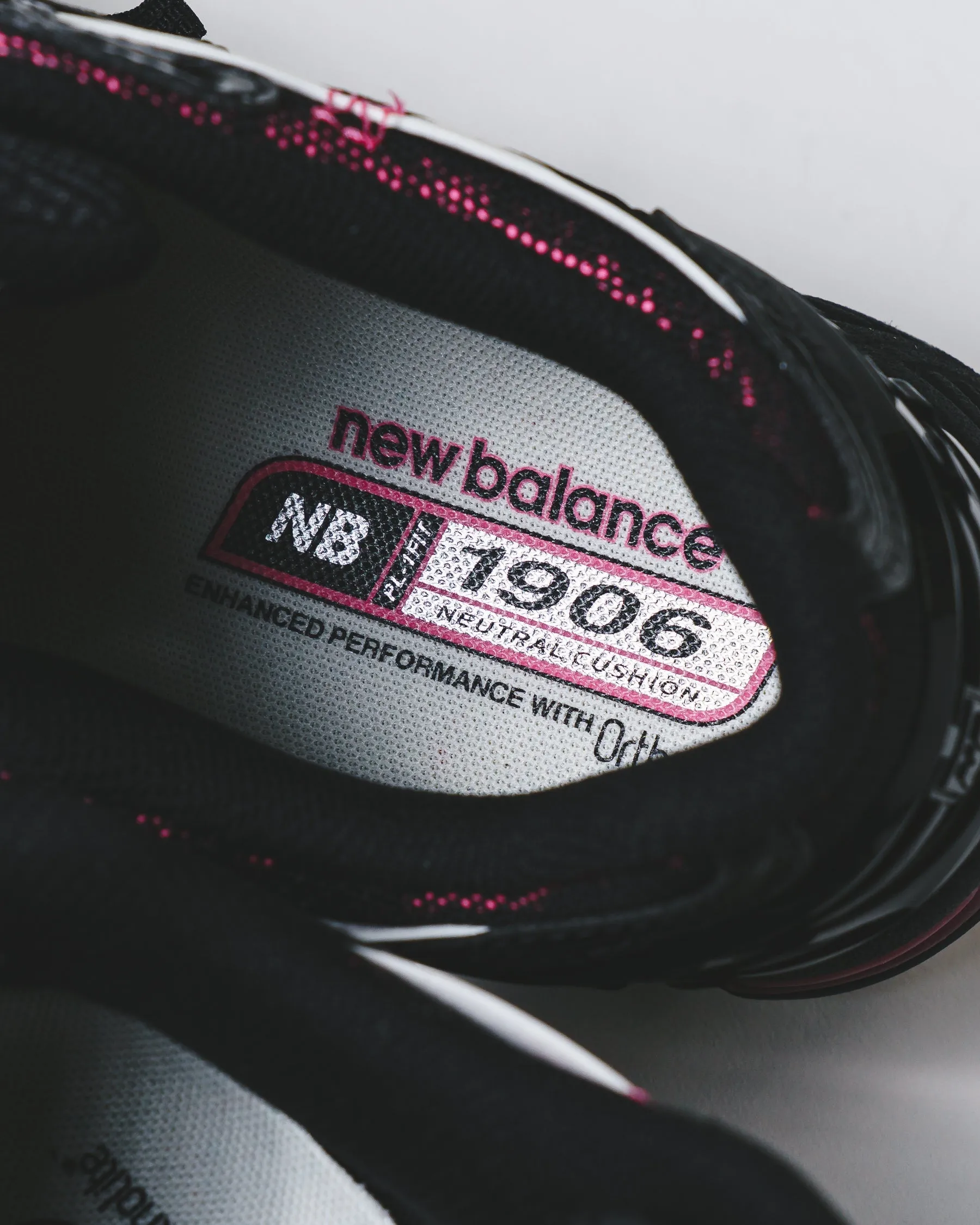 competition New Balance Unisex 1906A Black Dragon Berry U1906AD