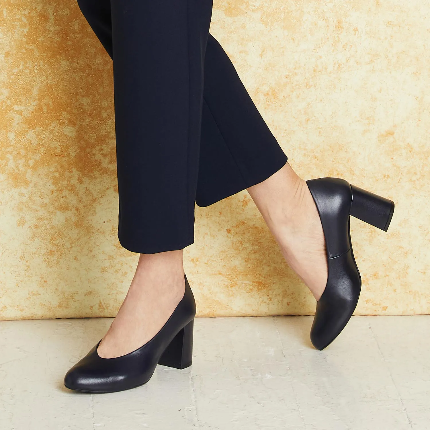 Soft Sole Shoes Farm Hike Mia: Navy Leather