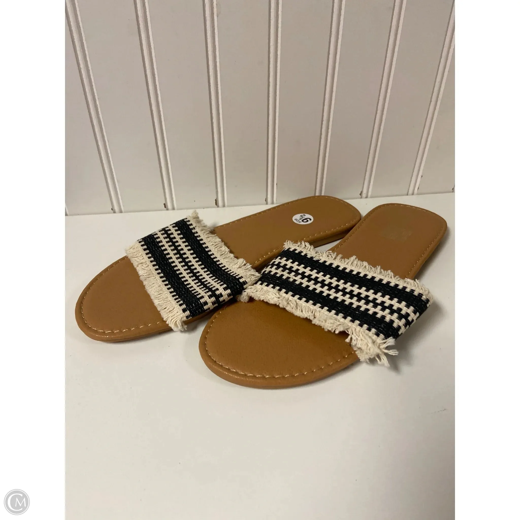 Swing Step Step Relief Sandals Flats By Clothes Mentor In Black & Cream, Size: 9.5