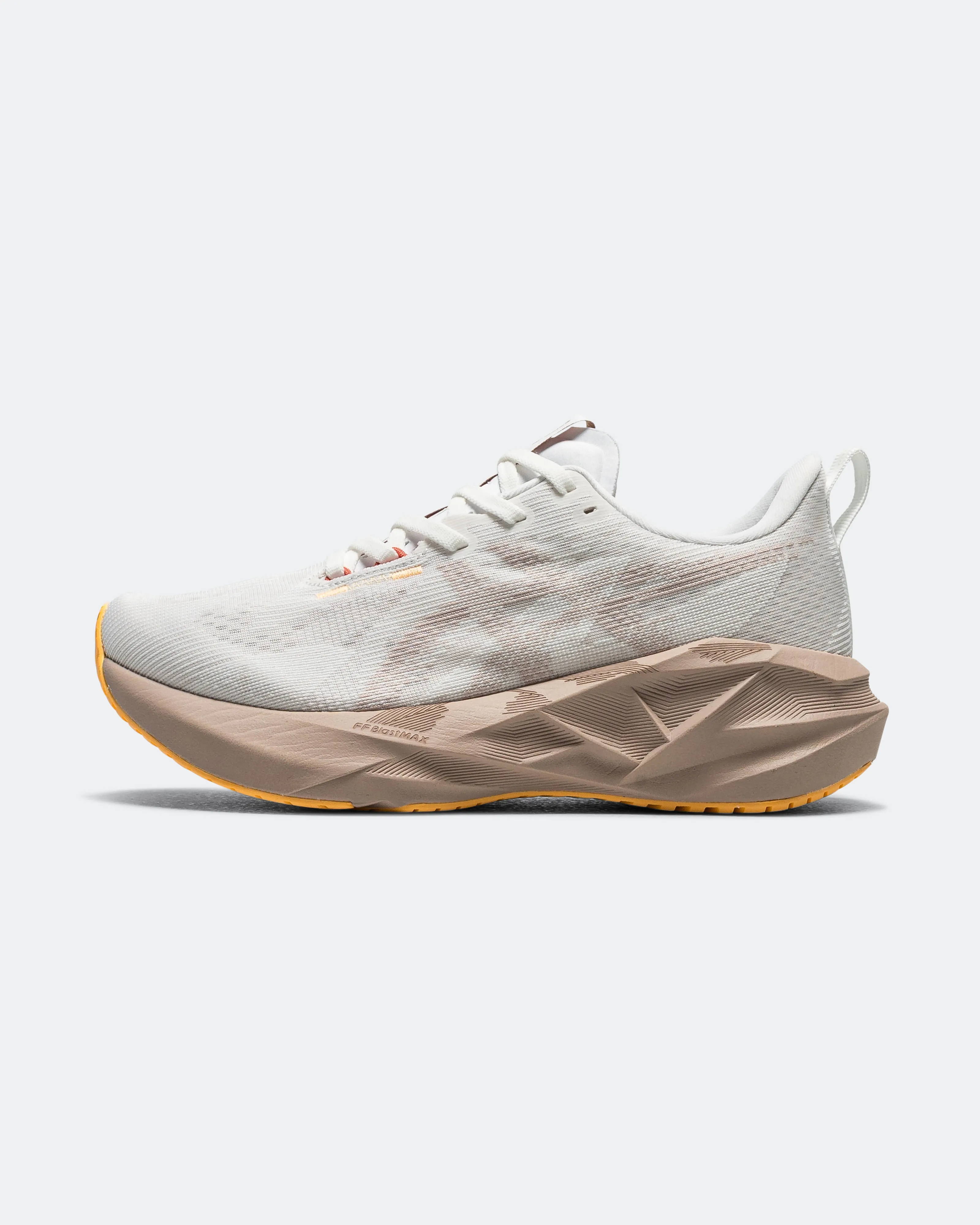 City Escape Street Walks Womens Novablast 5 - White/Fawn