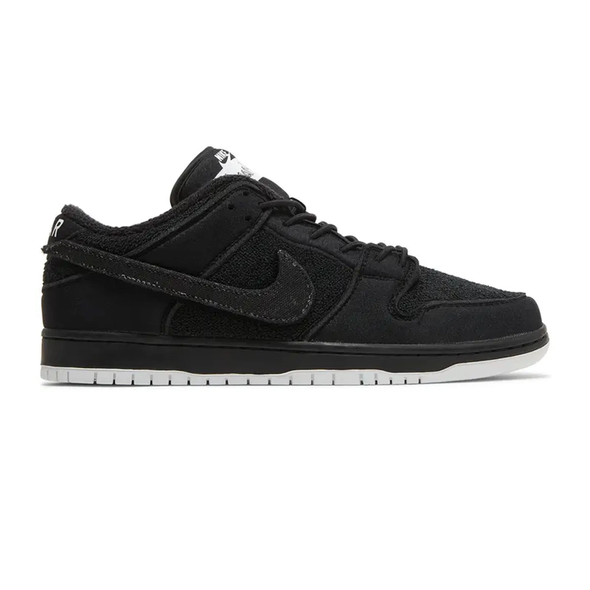 Training Essentials Nike SB Dunk Low x Gnarhunters 'Black' (2022)