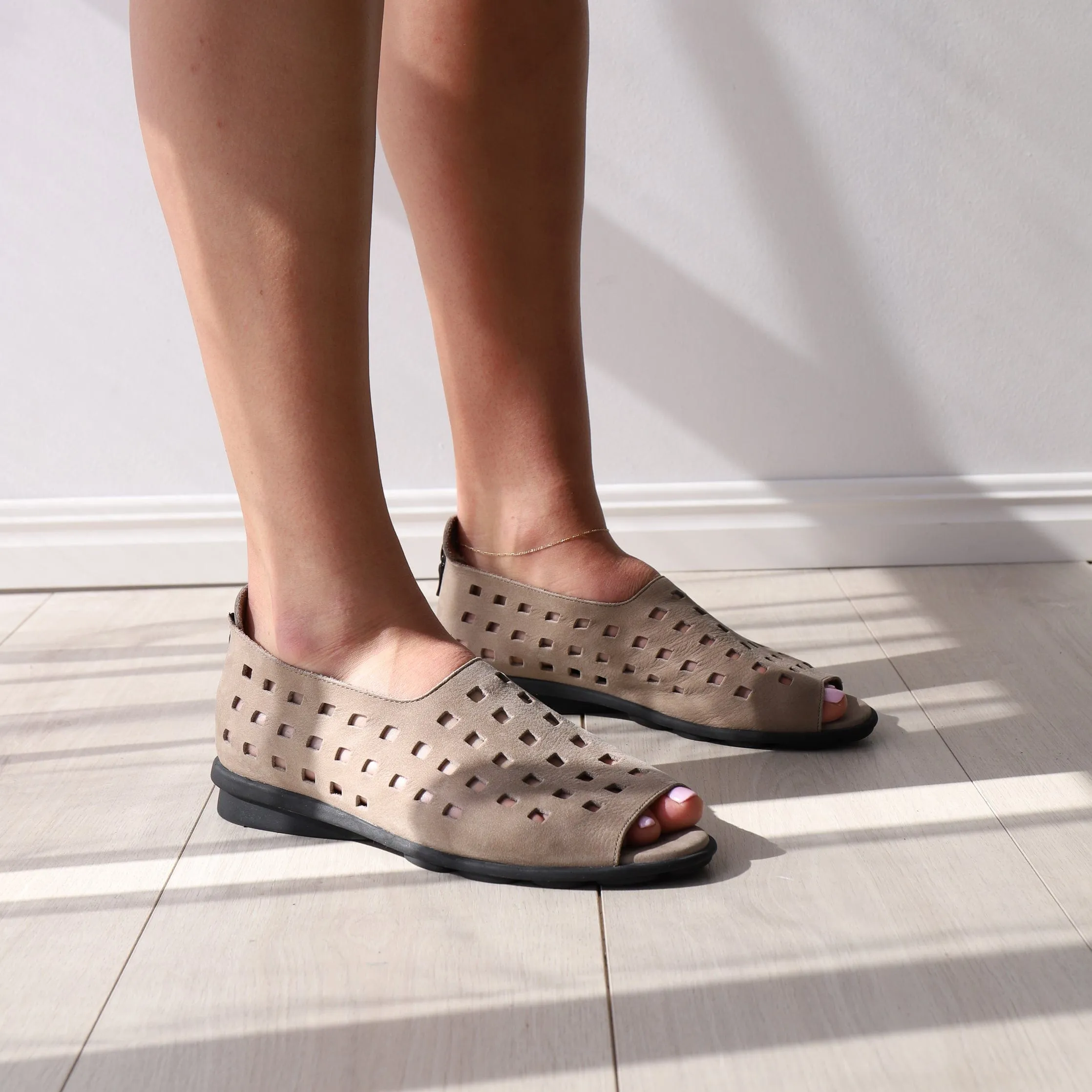 Durable Footwear hollow design DRICK Taupe Nubuck