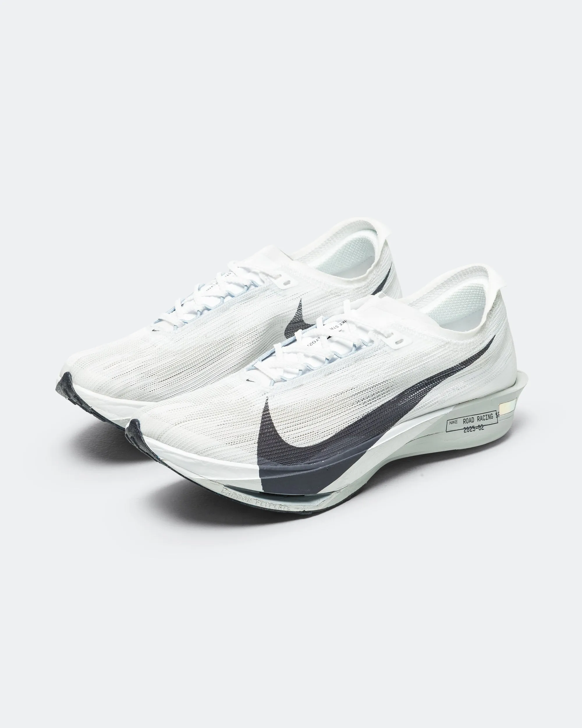 Stylish Form ZoomX Streakfly 2 - White/Gridiron-Obsidian Mist