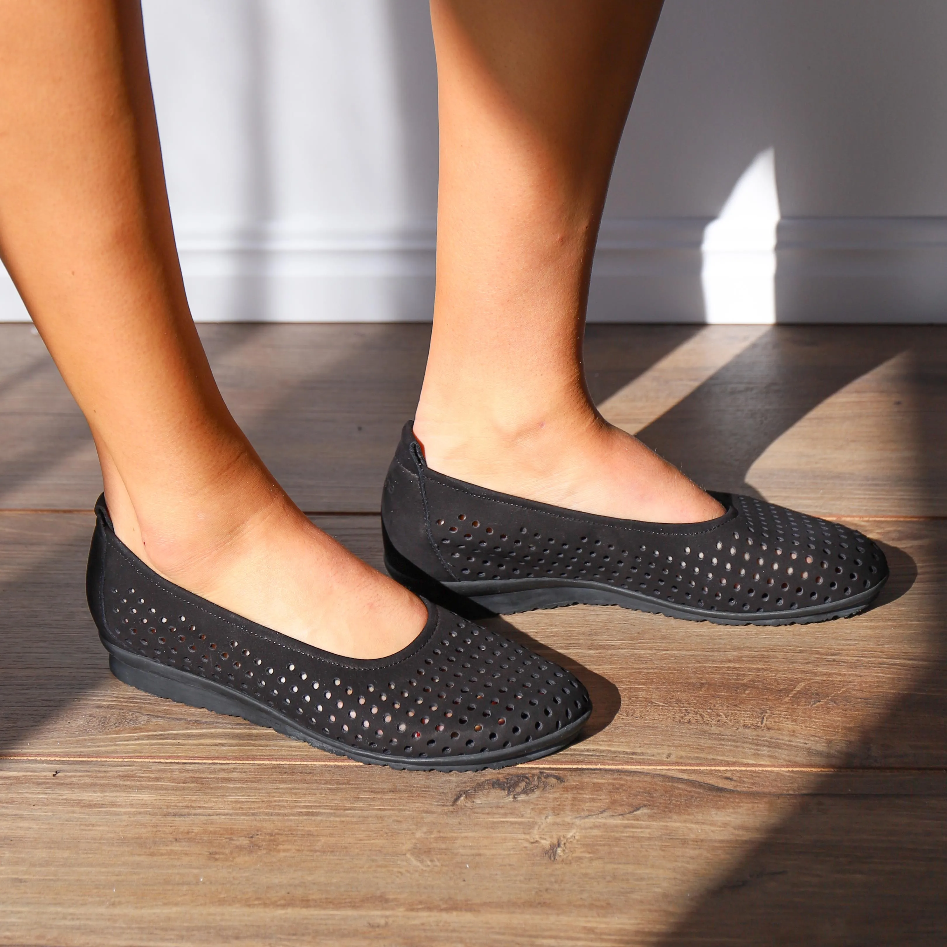 BARRIA Black Nubuck All-Season Style