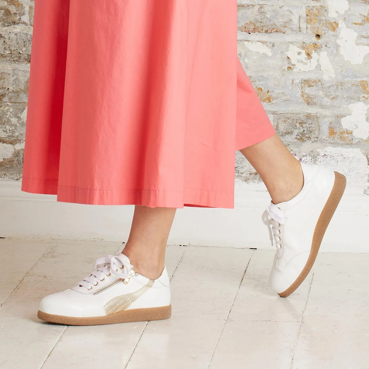 Swirl: White Leather & Gold Comfortable ComfortPadding