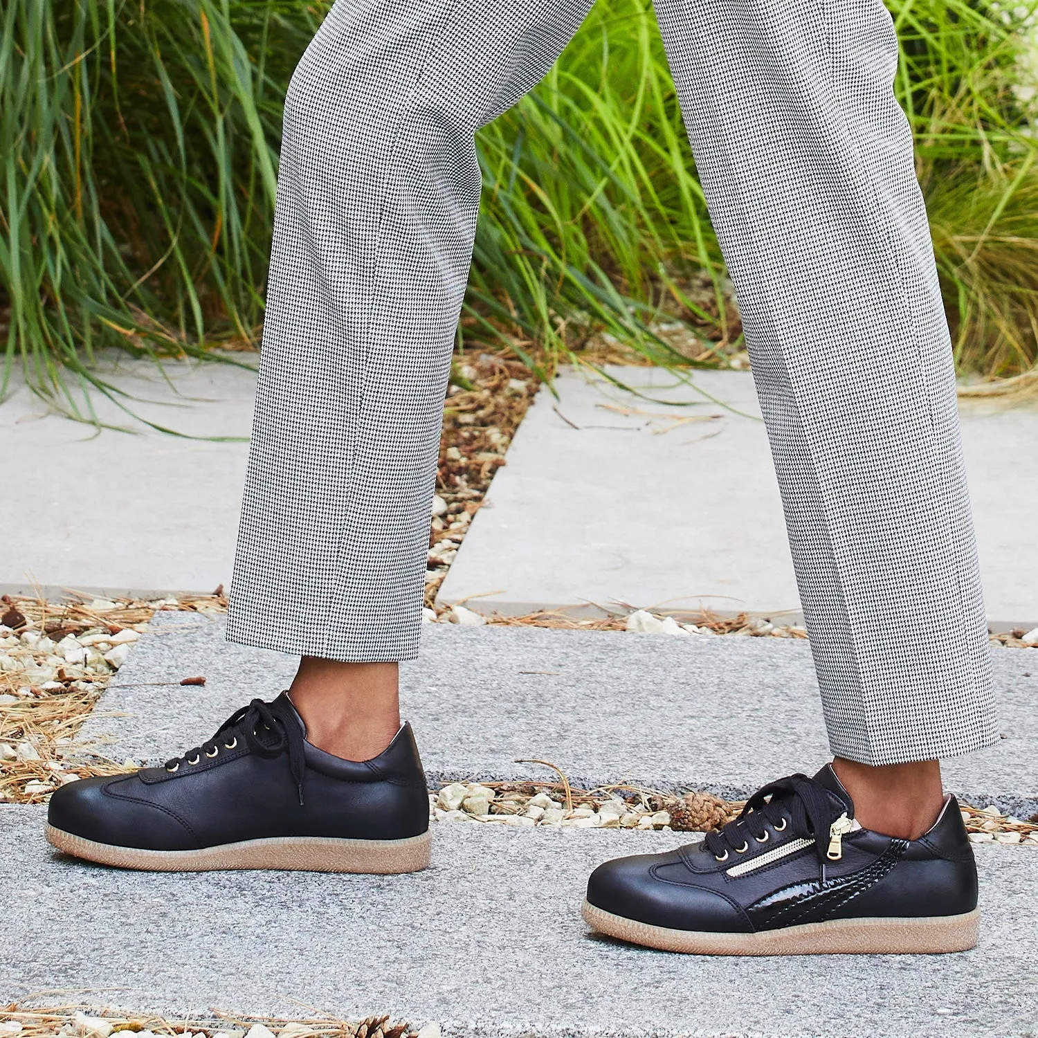 Swirl: Black Leather & Patent Firm Grip