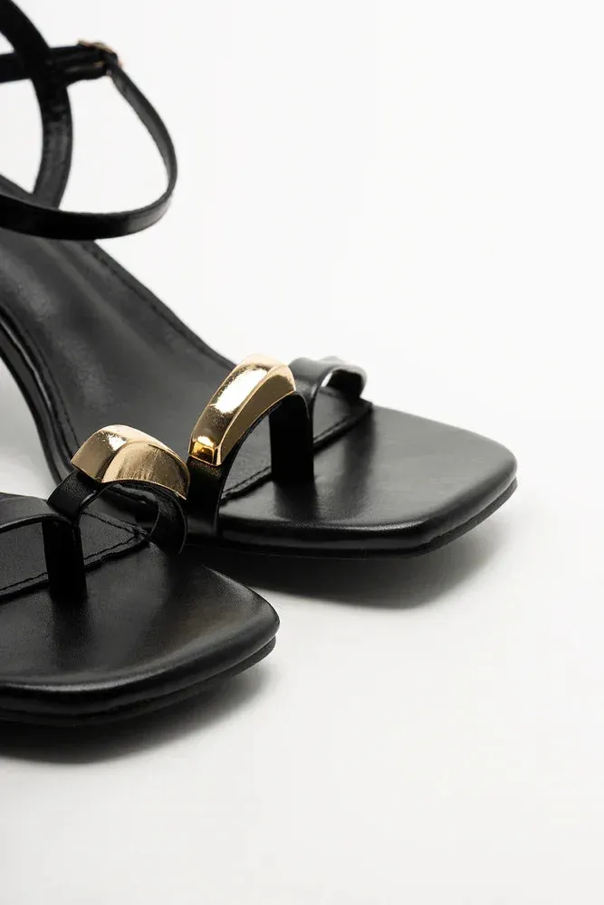 Soft Touch Modern Design Toe Loop Heel Sandals Black