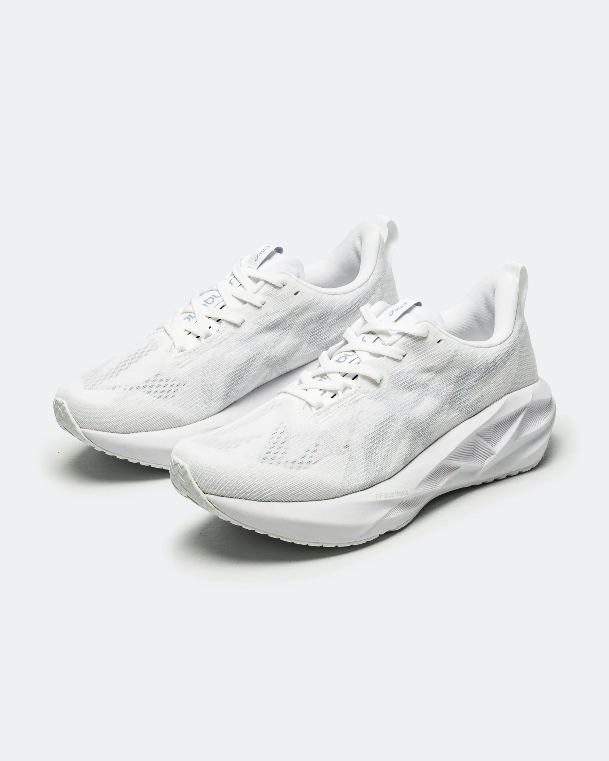 Walk Around Flexible Steps Womens Novablast 5 - White/Piedmont Grey