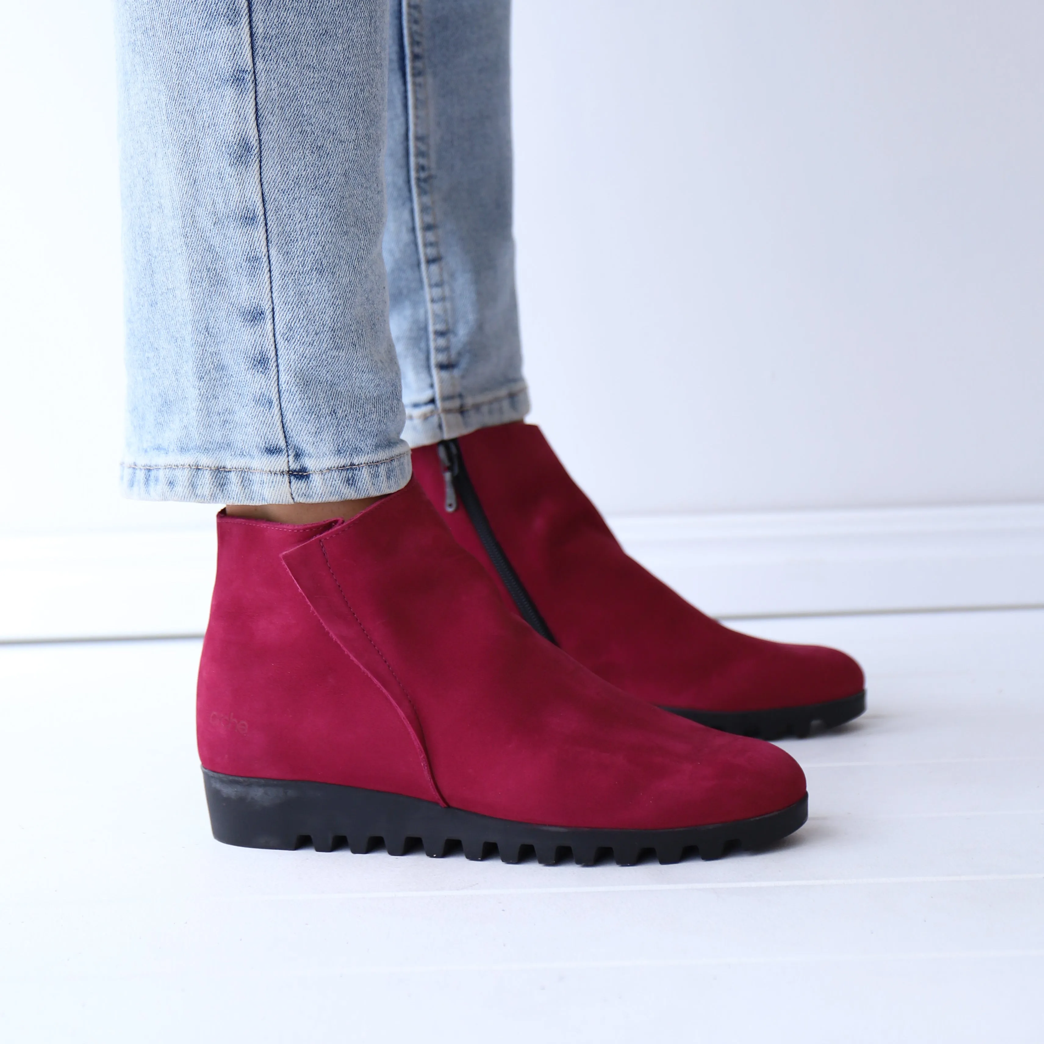 LOMHUS Berry Nubuck Reinforced Form Night Travel Tactile Grip Pattern