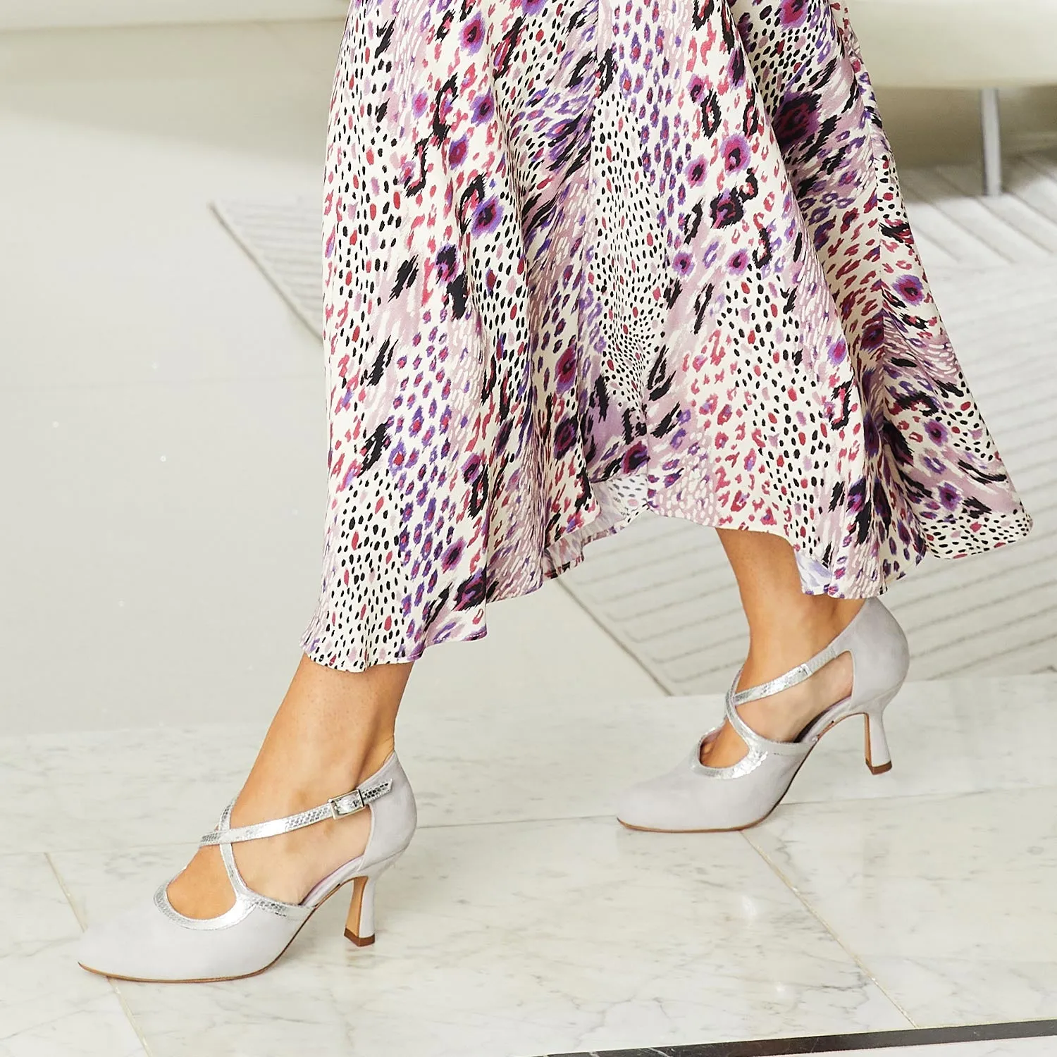 Quick Transition Meredith: Pale Grey Suede & Silver Snake