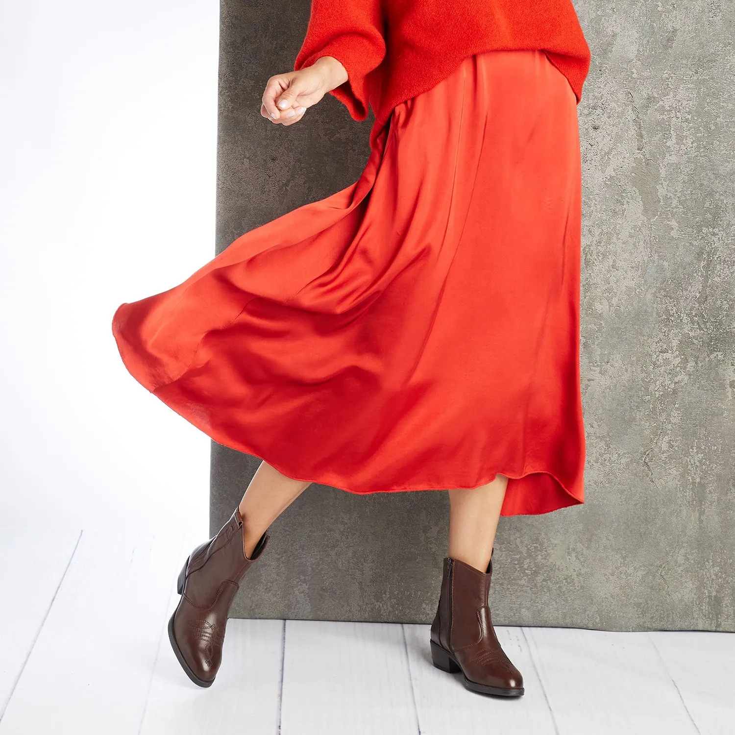 Pioneer: Chestnut Leather synthetic material