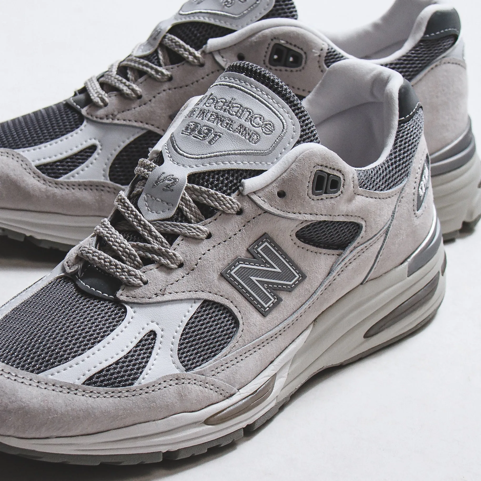 noiseless - movement - stealth shoes expert running shoes New Balance Unisex 991v2 Nimbus Cloud Made In UK U991LG2