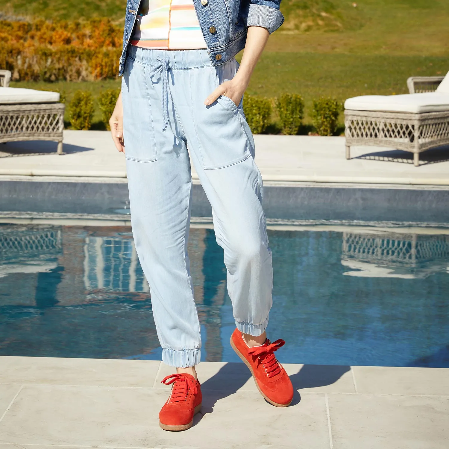 Weightless Feel Adjustable Pixie: Coral Red Suede