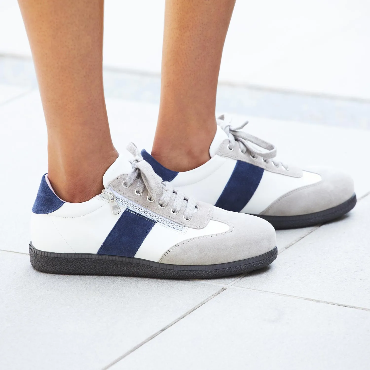 Pixie: White, Taupe & Navy Urban Look