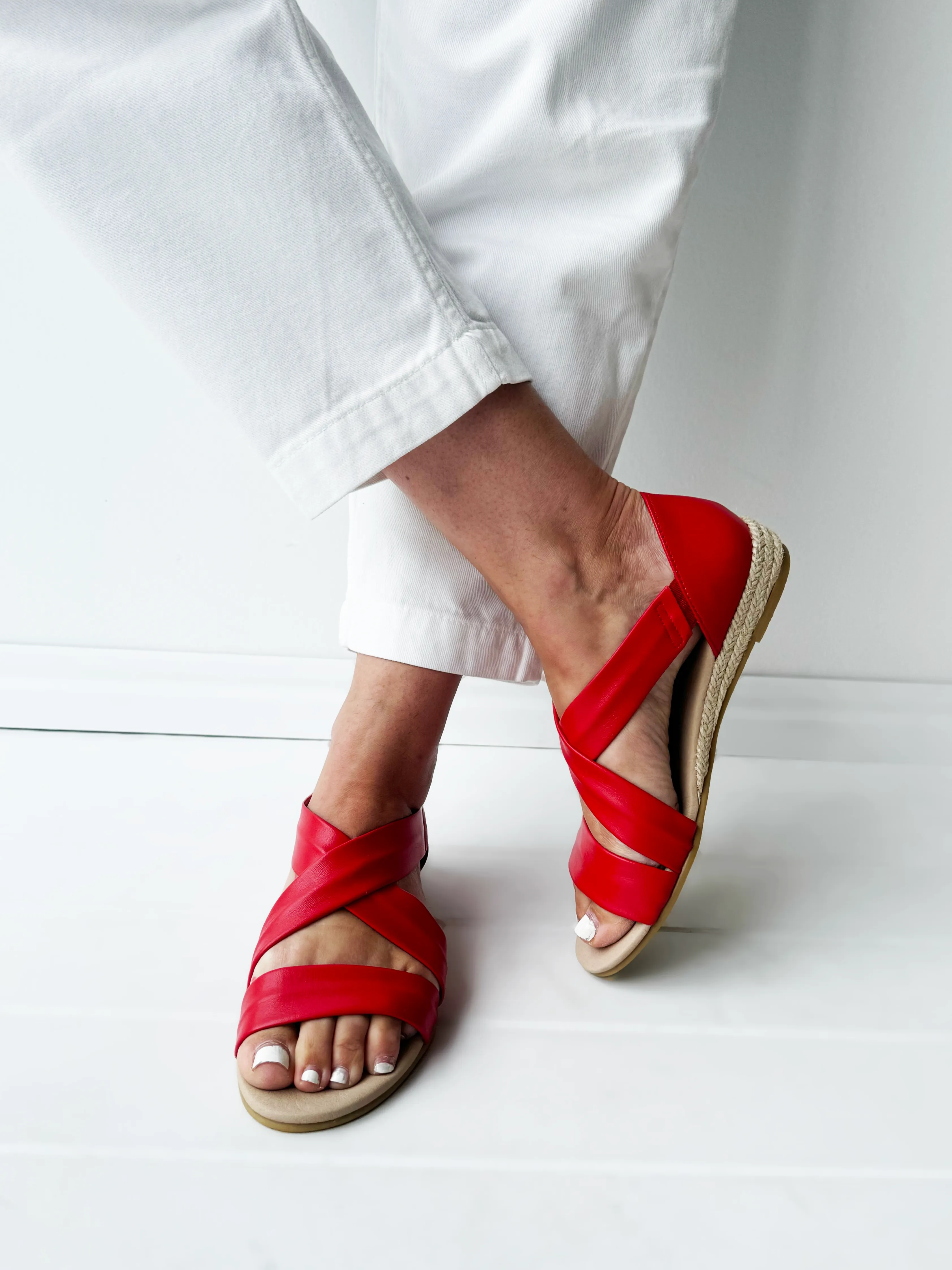 Adjustable Hook and Loop Straps Stylish Flip-flops for Travel HOLLIE Red