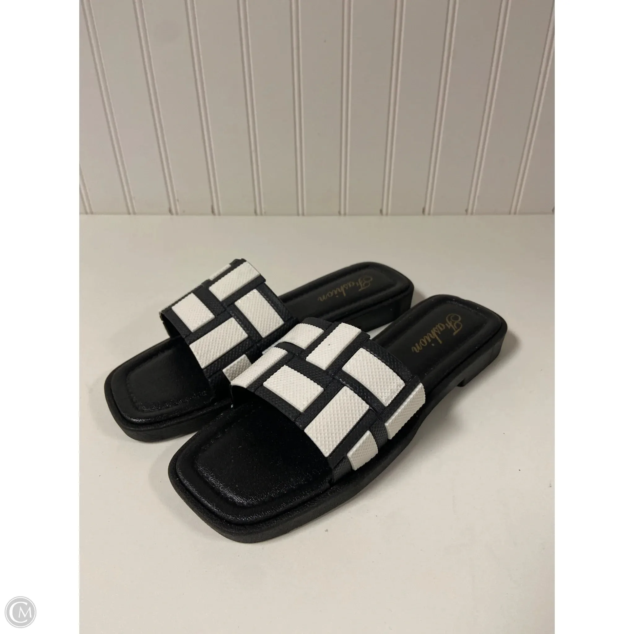 Shock Resistance Park Fun Sandals Flats By Clothes Mentor In Black & White, Size: 6.5