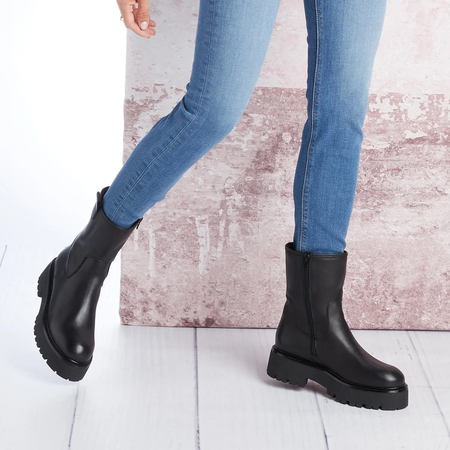 Reign: Black Leather Comfortable to wear