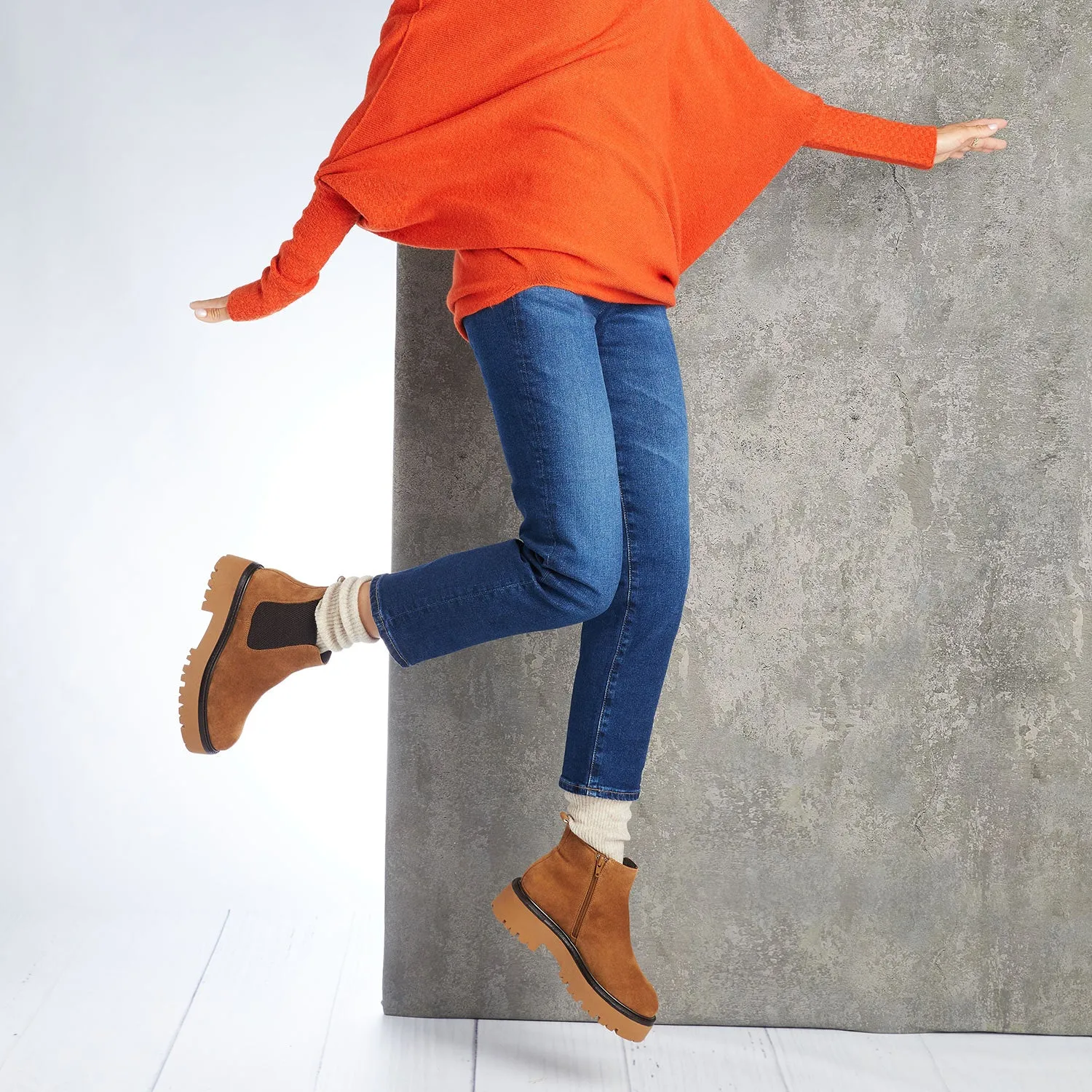 Reinforced toe Travel Light Rhea: Tan Suede