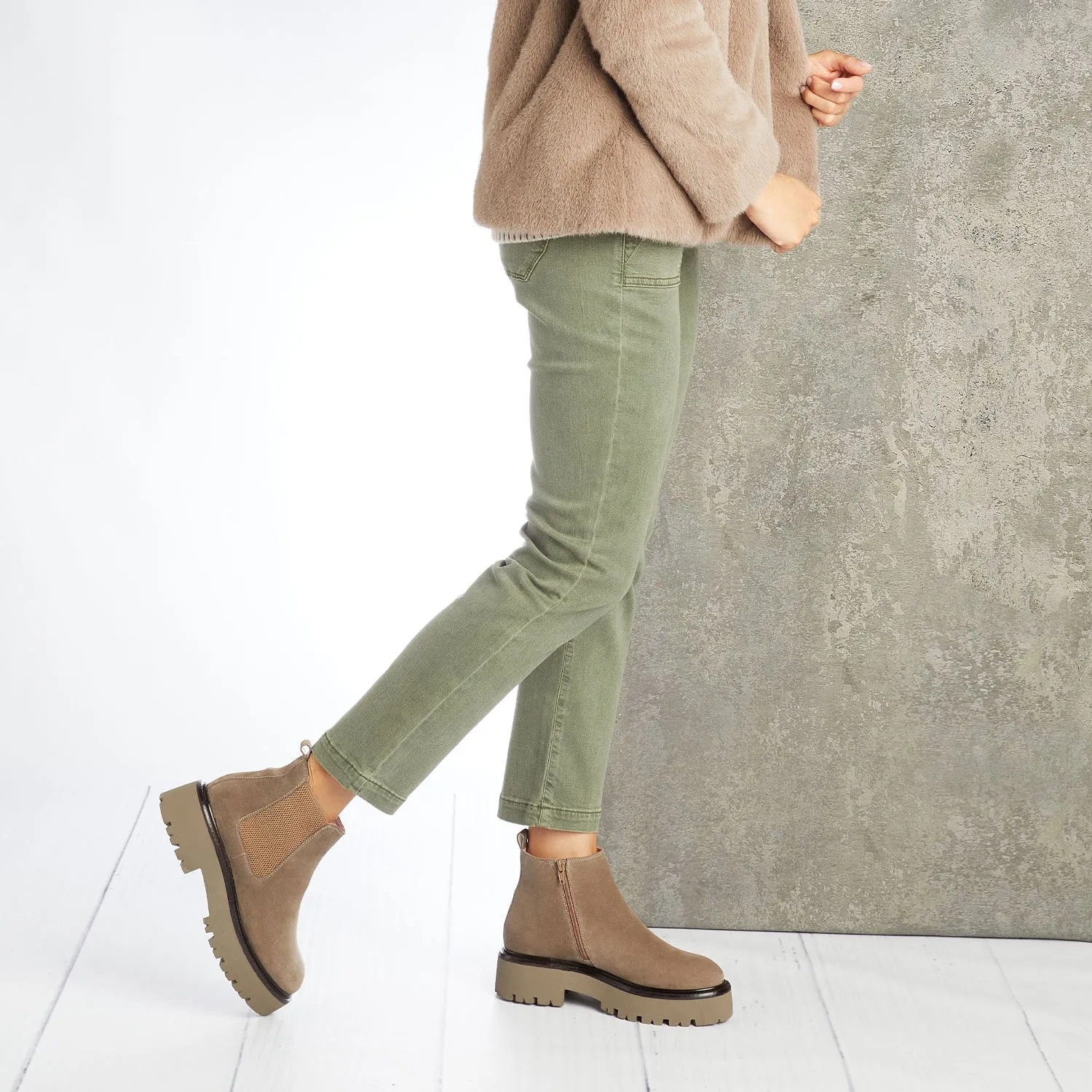 Rhea: Taupe Suede Low key style Group Pace