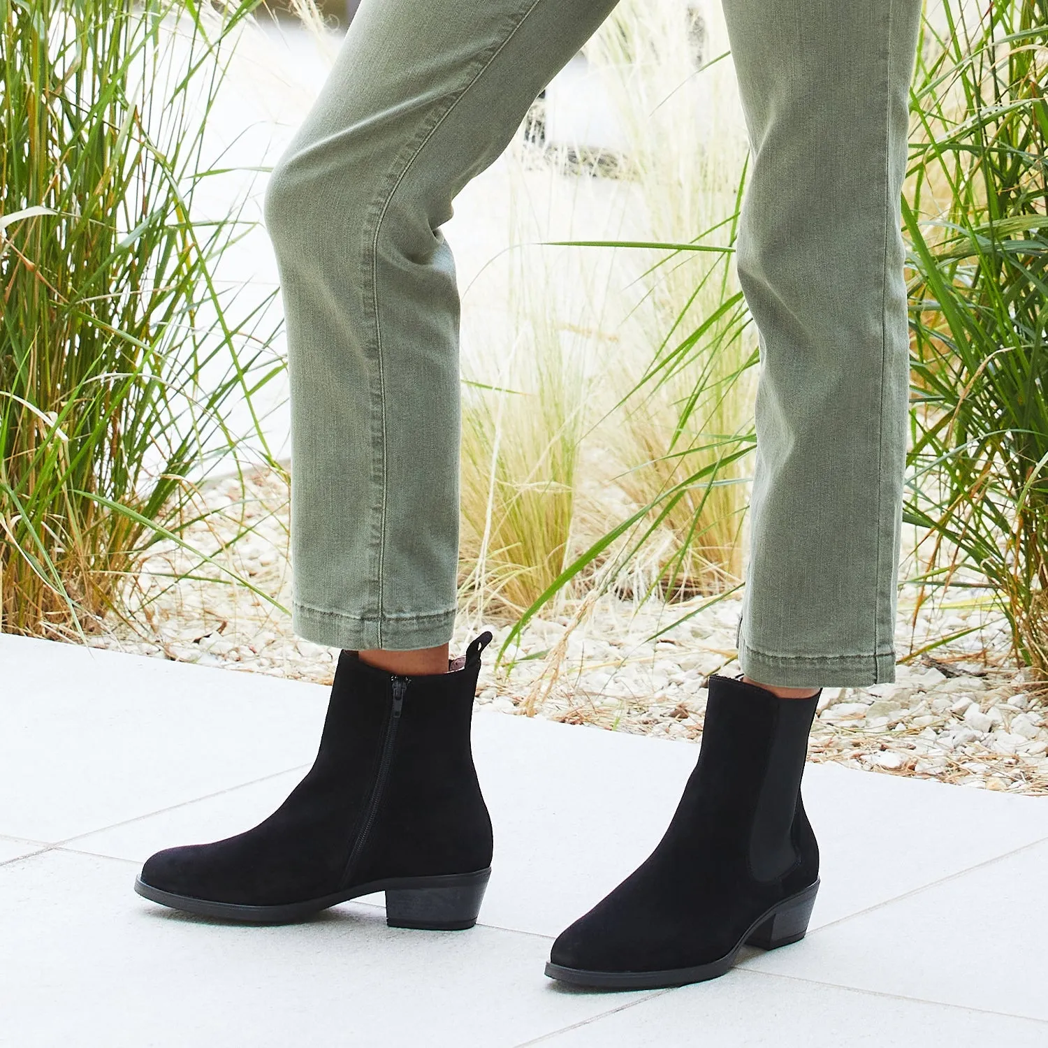 Urban Function Rider: Black Suede