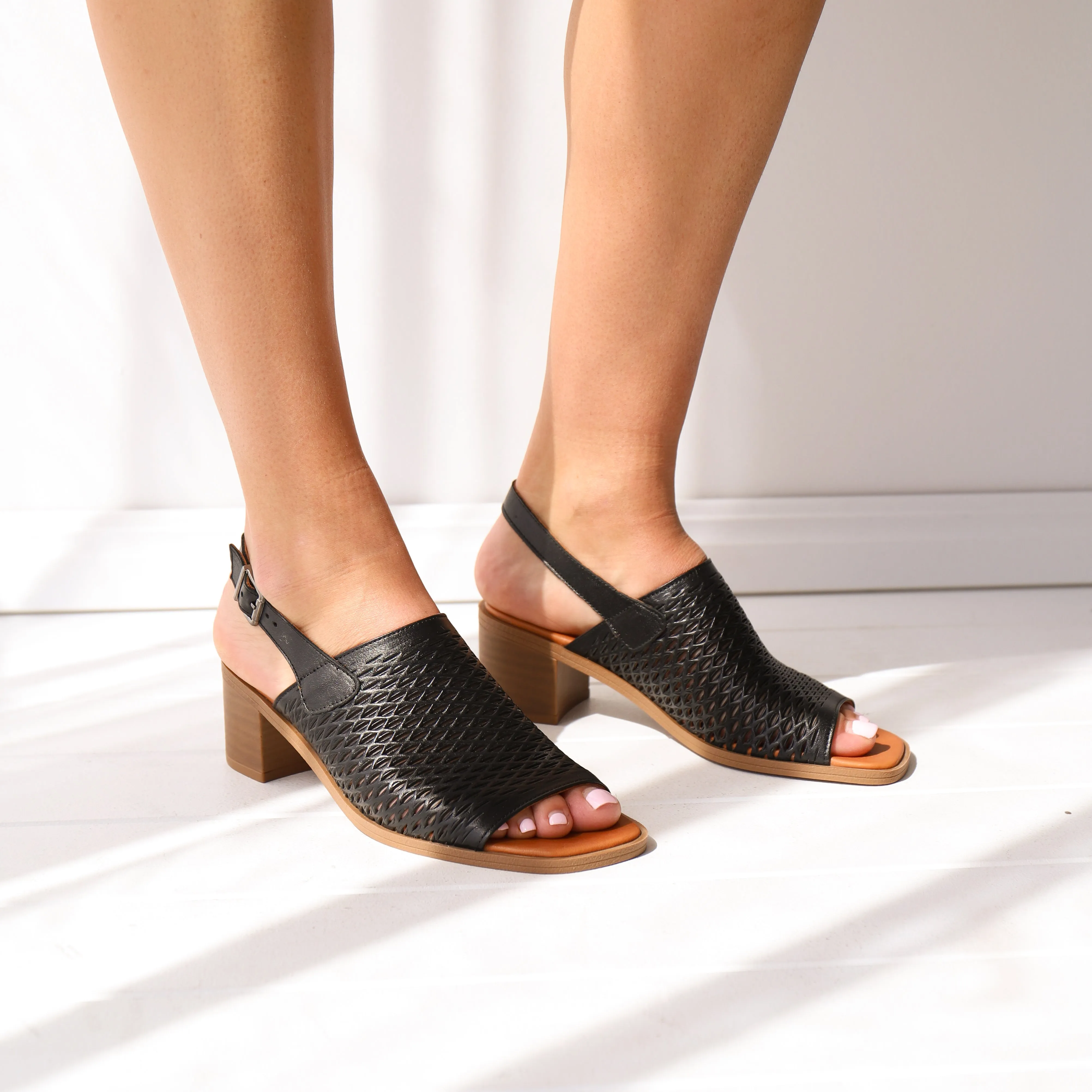 ROBERTA Black Slide Fit Sand Free Footbed