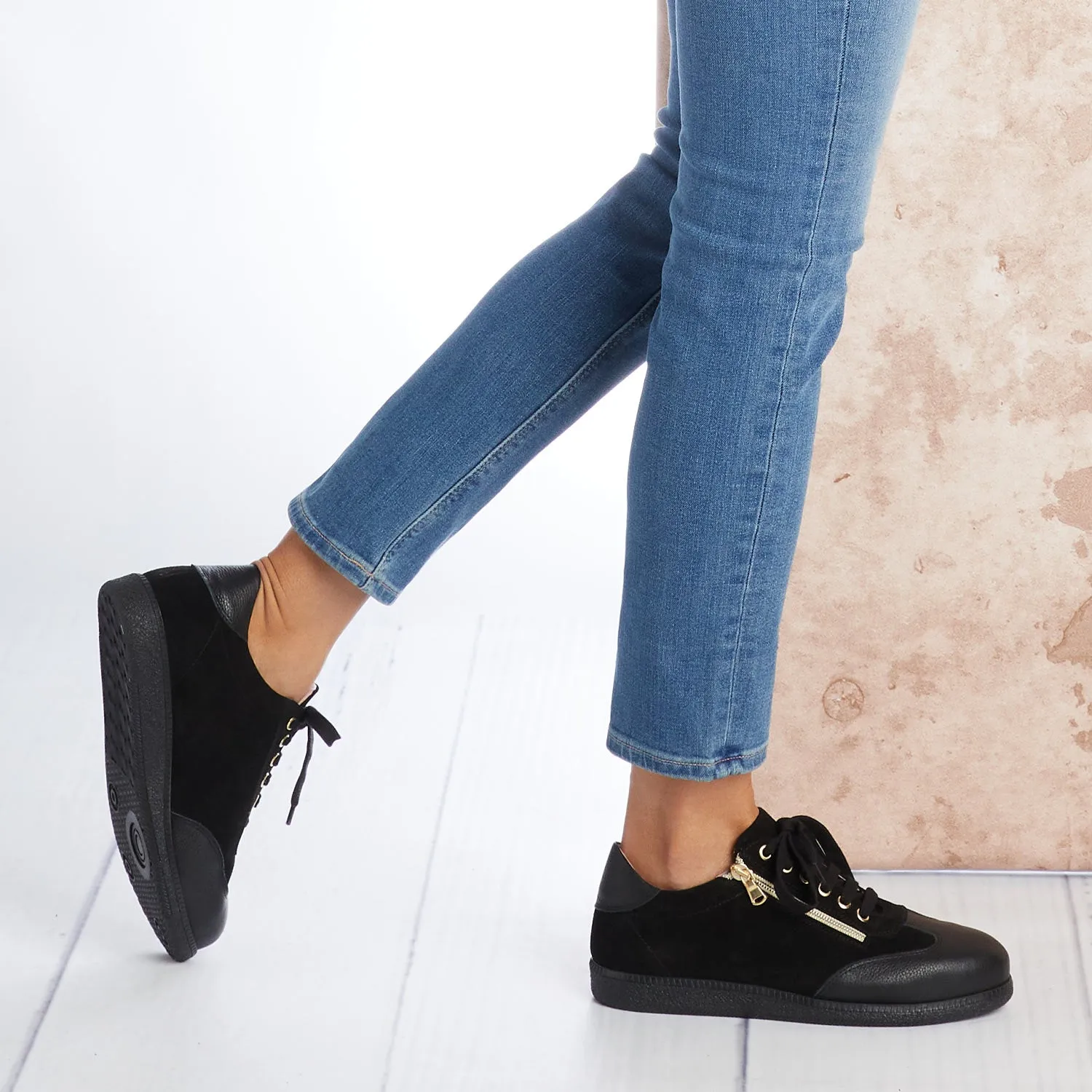 Pixie: Black Leather & Suede Fast Motion