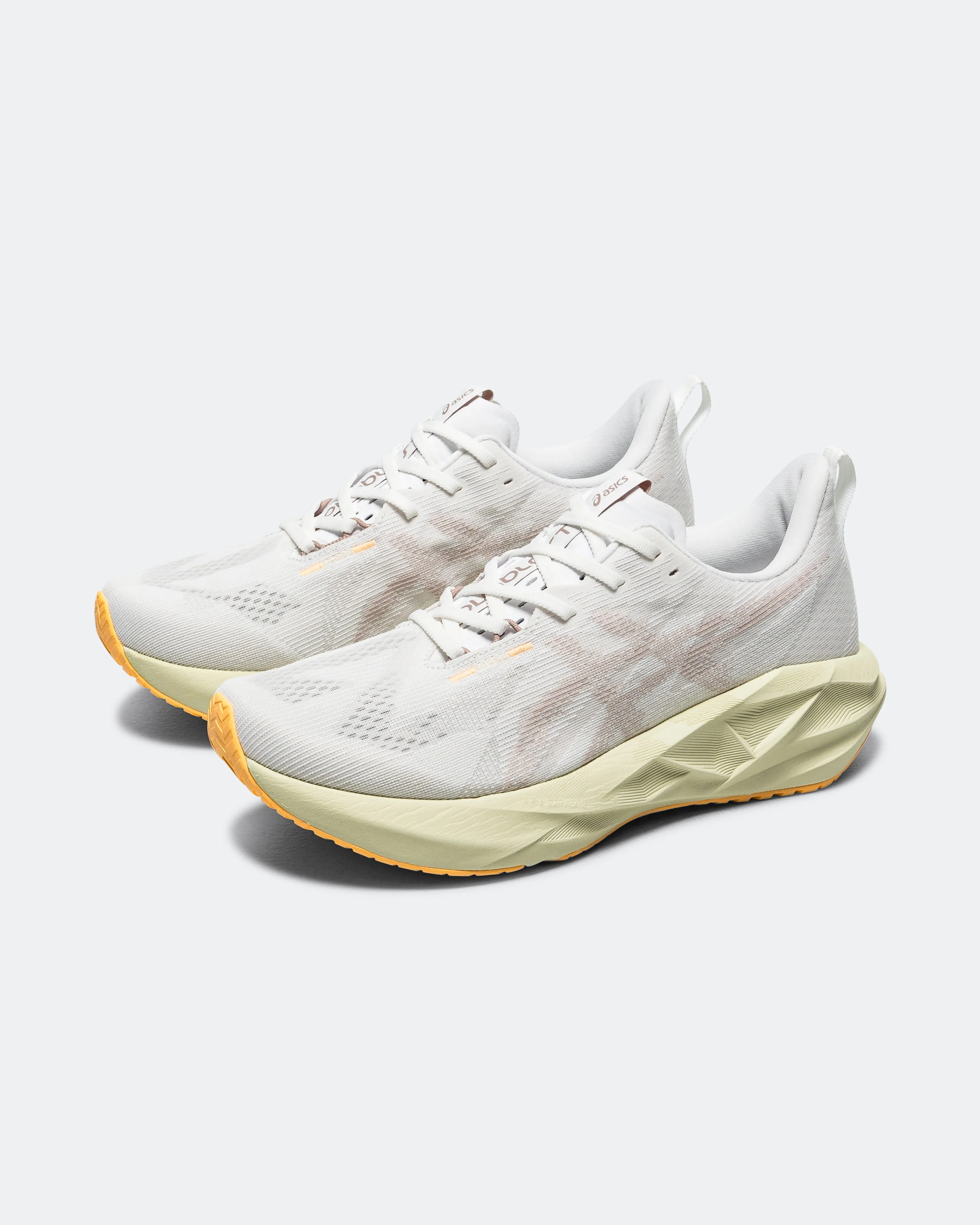 Rose Glow Mens Novablast 5 - White/Fawn