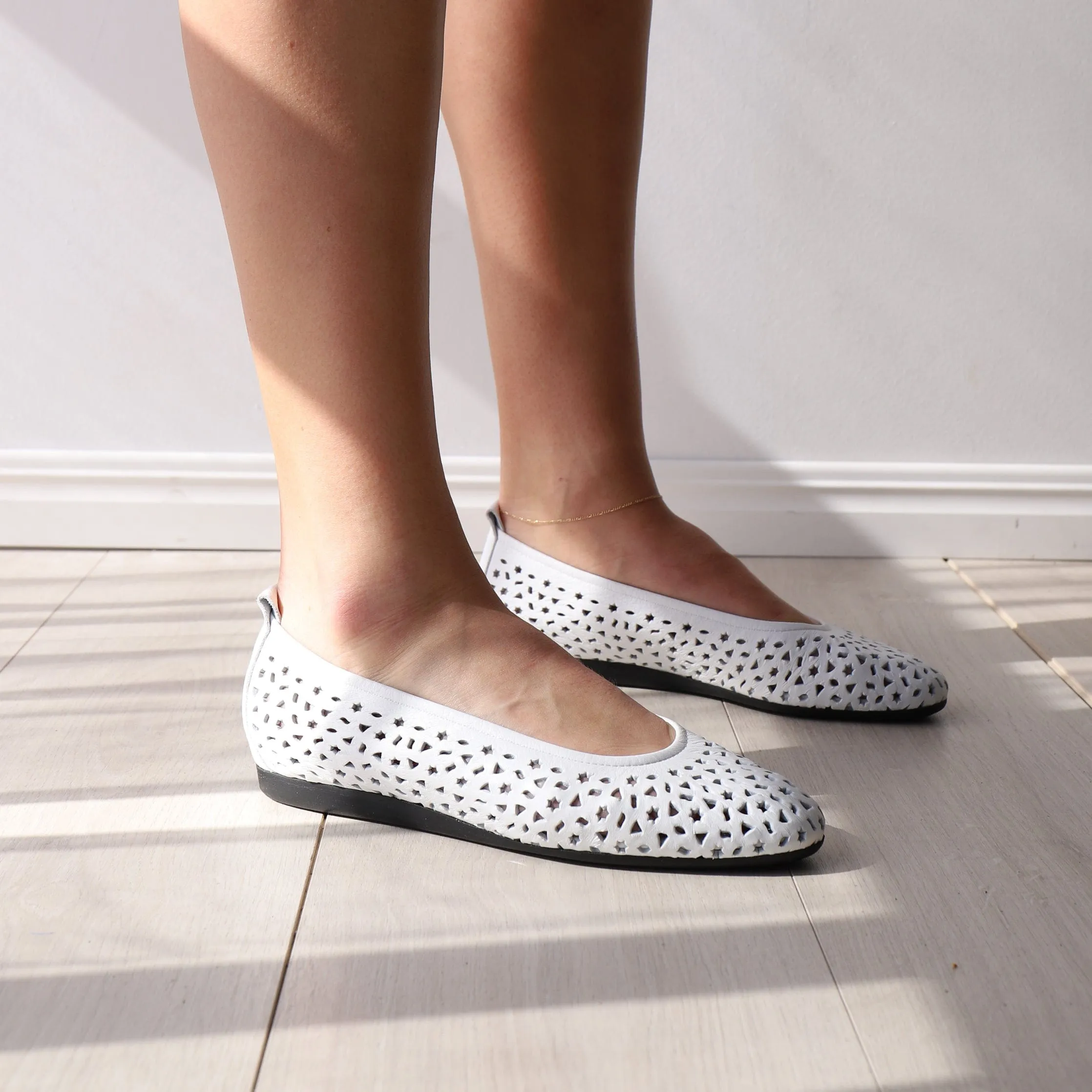 LILY White Market Glow