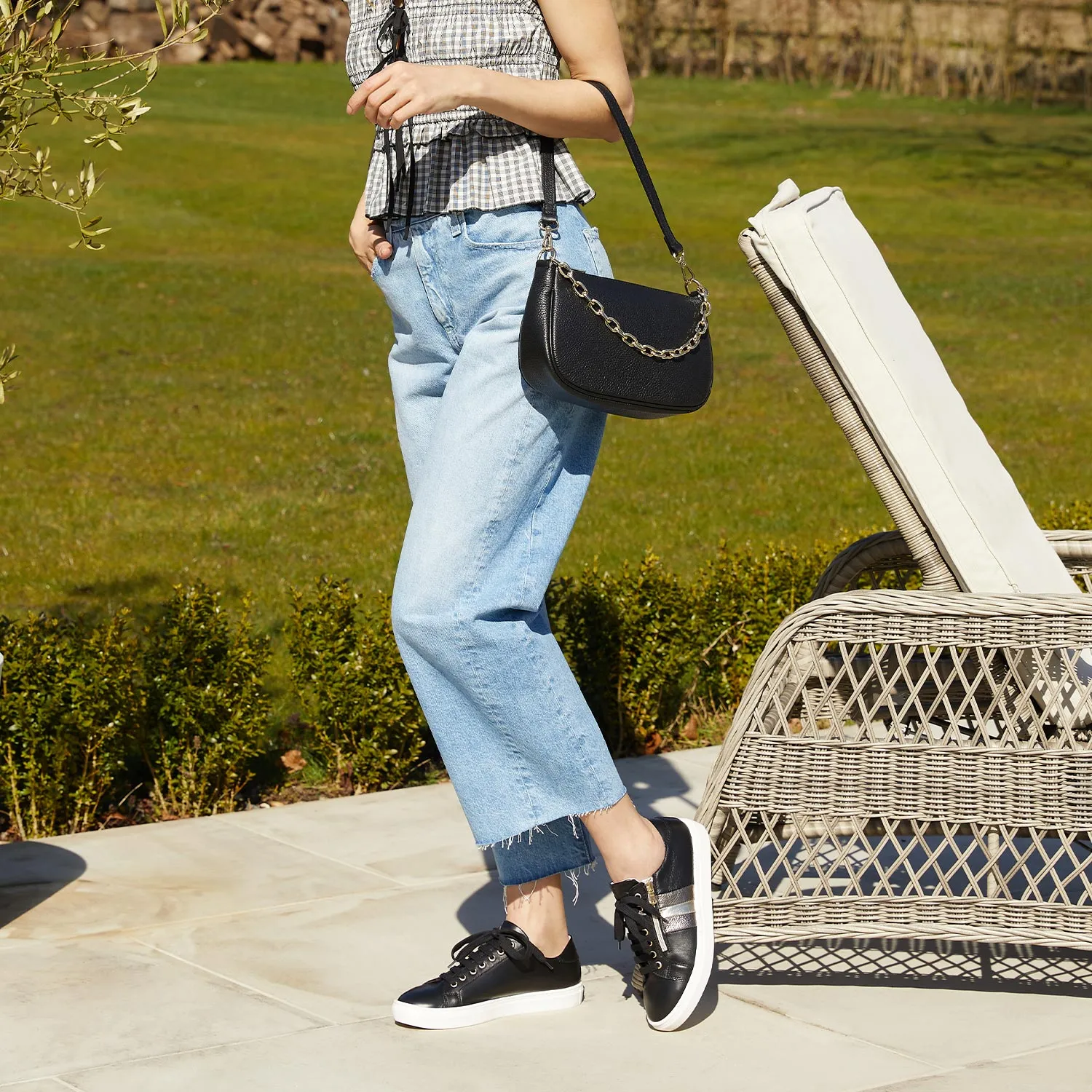 Sprint: Black Leather & Metallic Steady Grip