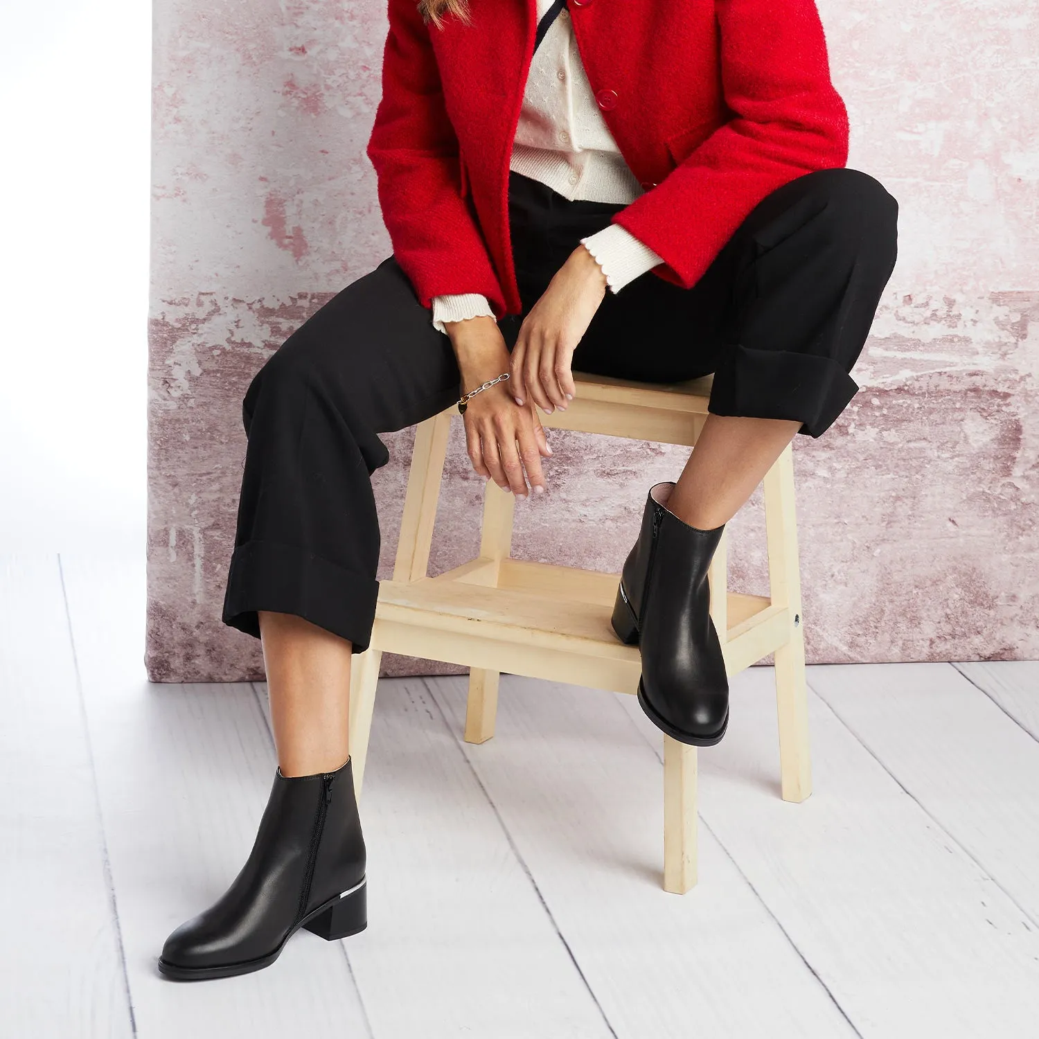 Zen: Black Leather Fit Anywhere