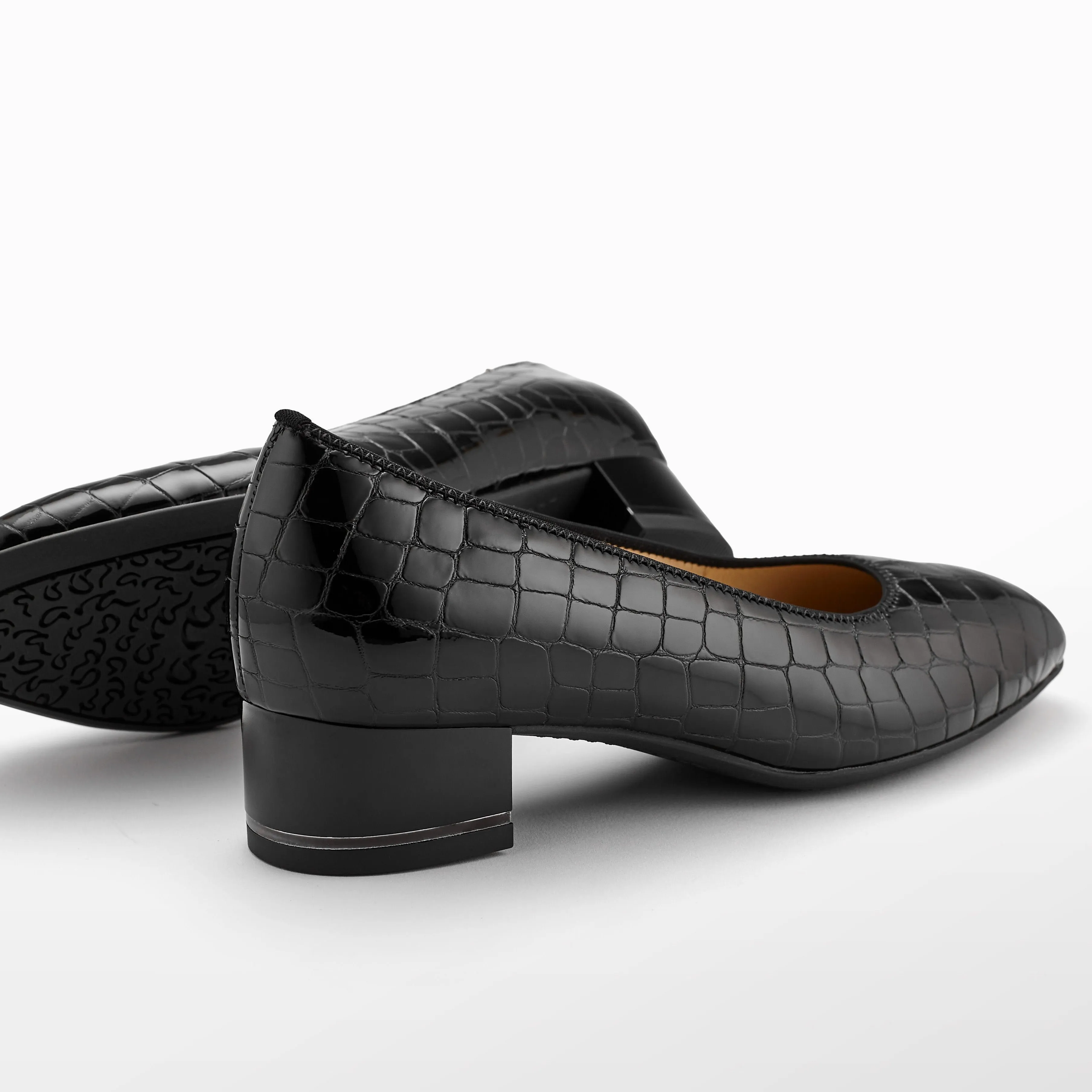 11838 Black Croc Patent Port Glow Kind Walk