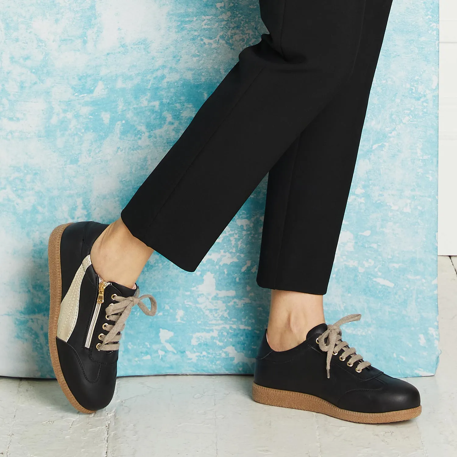 Step Grip Swirl: Black Leather