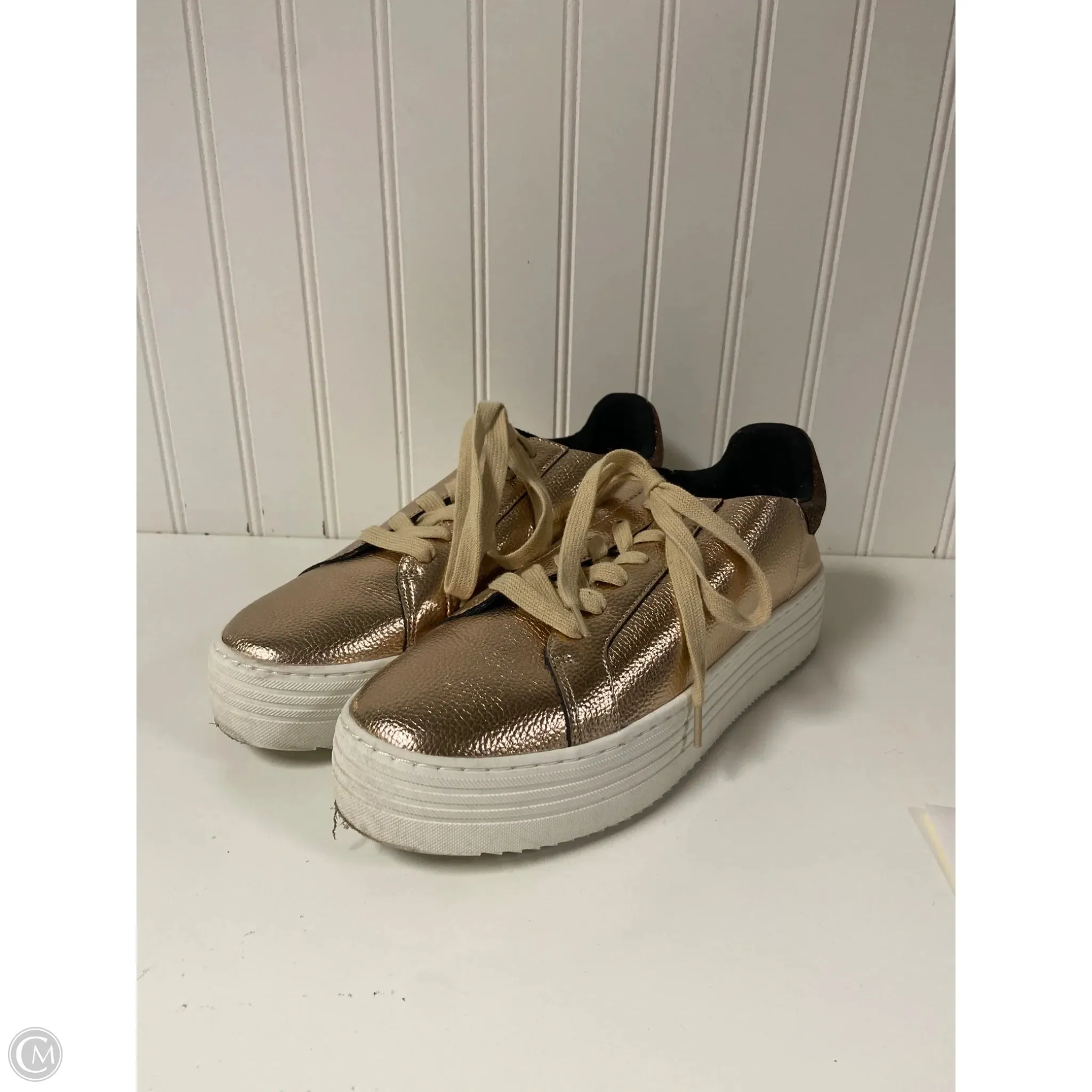 Shoes Sneakers By Clothes Mentor In Gold, Size: 9.5 Slip Grip