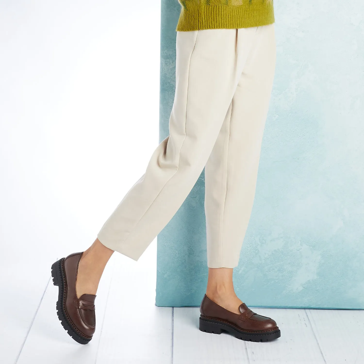 Fashionable Trophy: Chestnut Leather