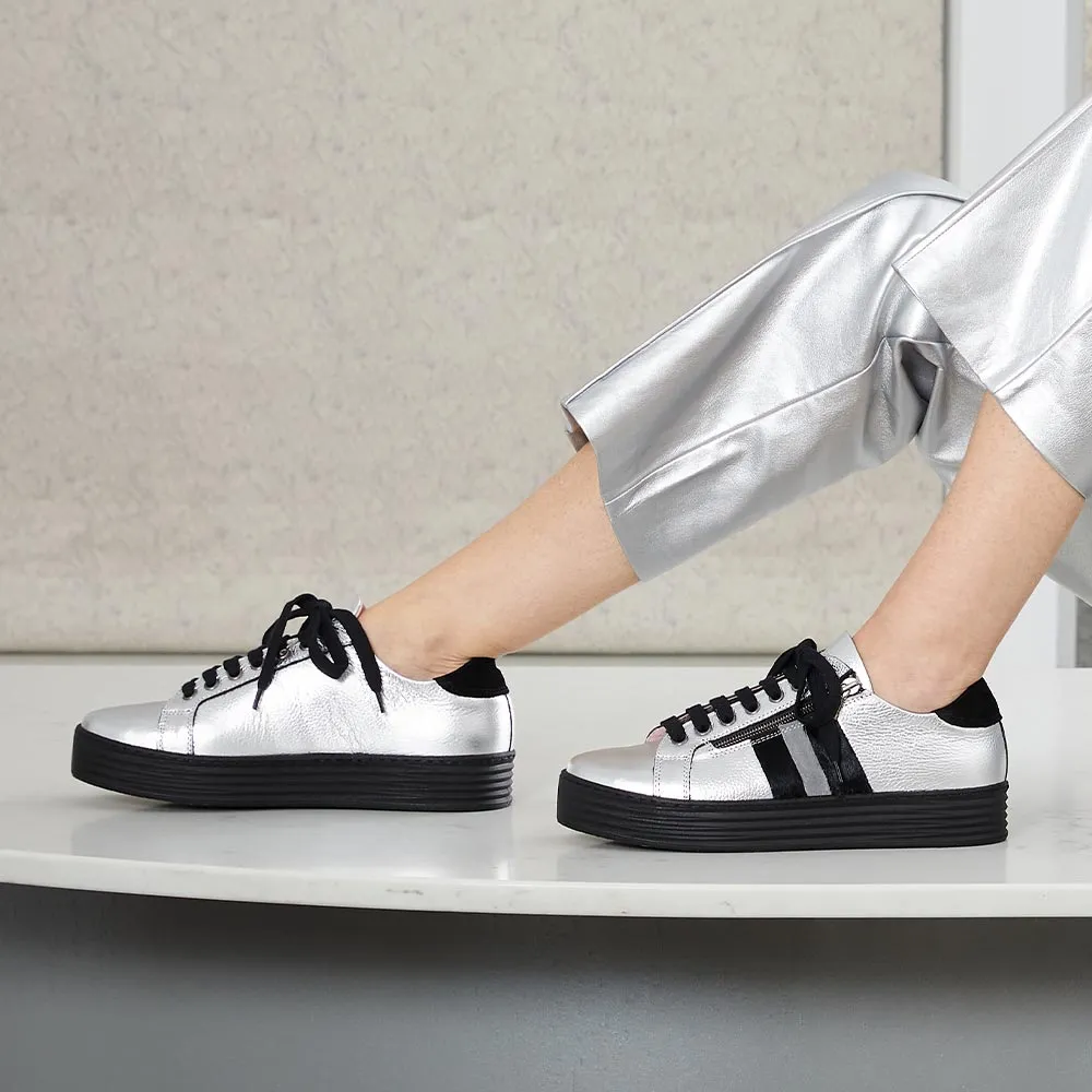 Seamless construction Lounge Fit Harley Stripe: Silver Leather & Black Pony