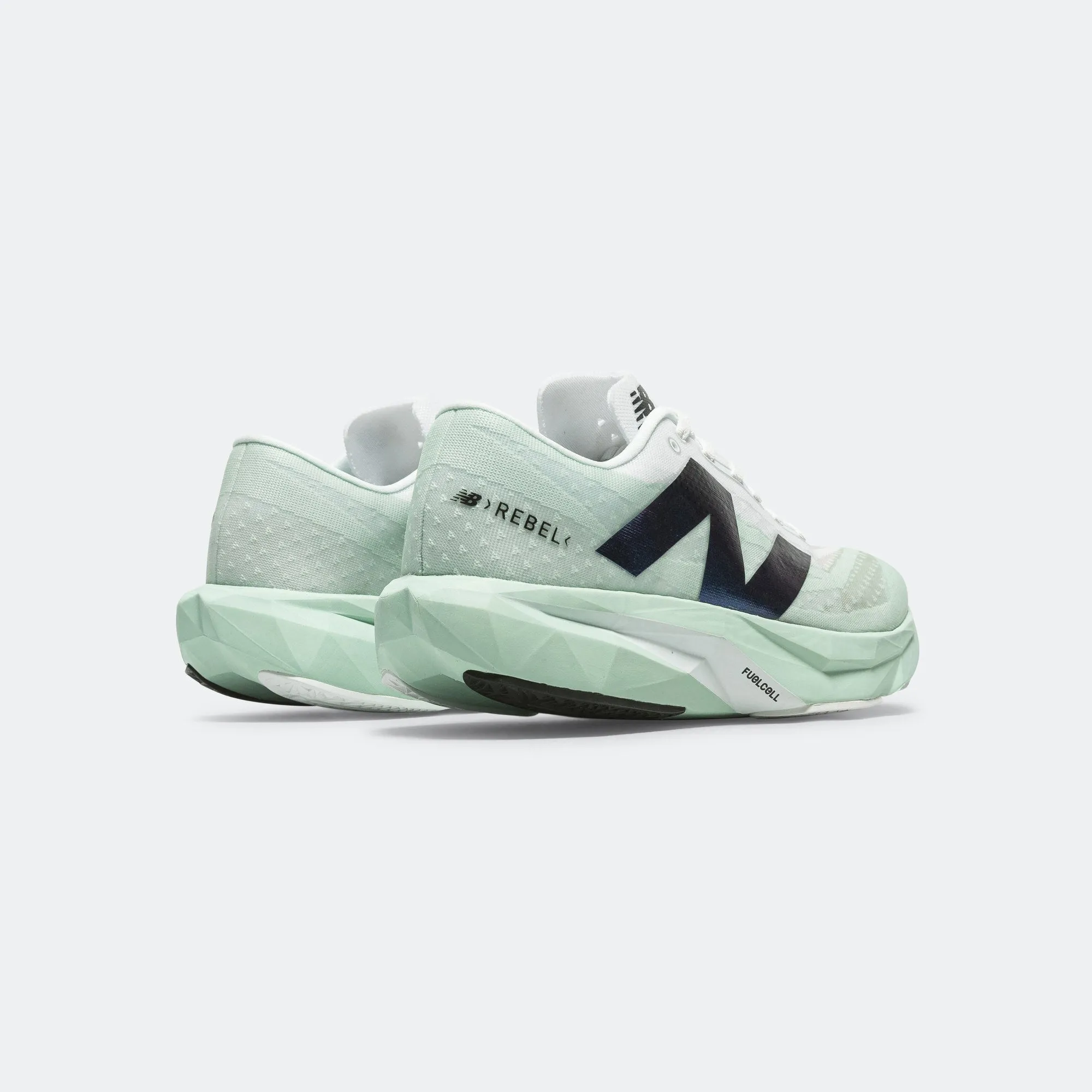 Mens FuelCell Rebel v4 - Clay Ash/White-Black Bush Hike Comfort padding design