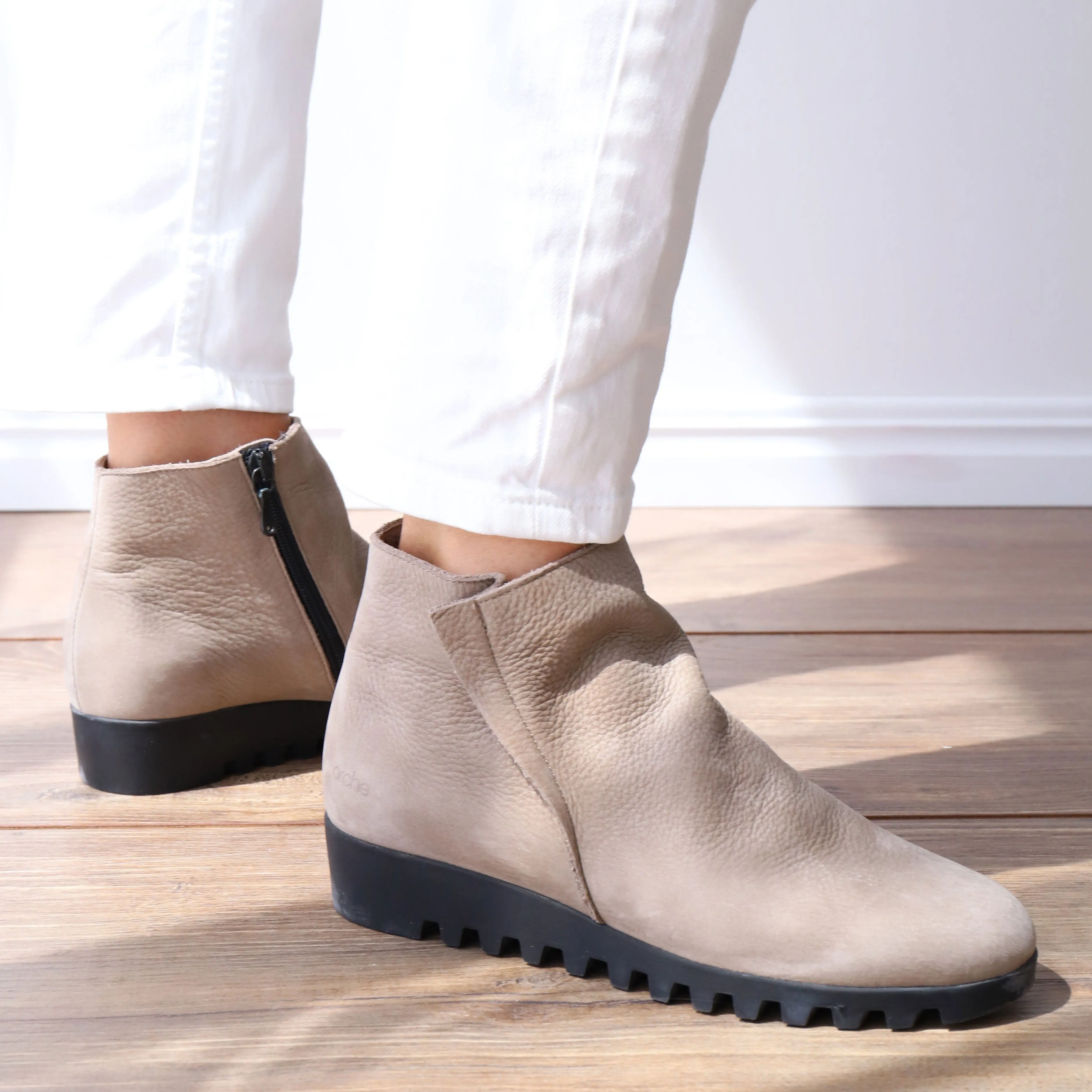 LOMHUS Taupe Nubuck Non Compression Fit Nude Soft