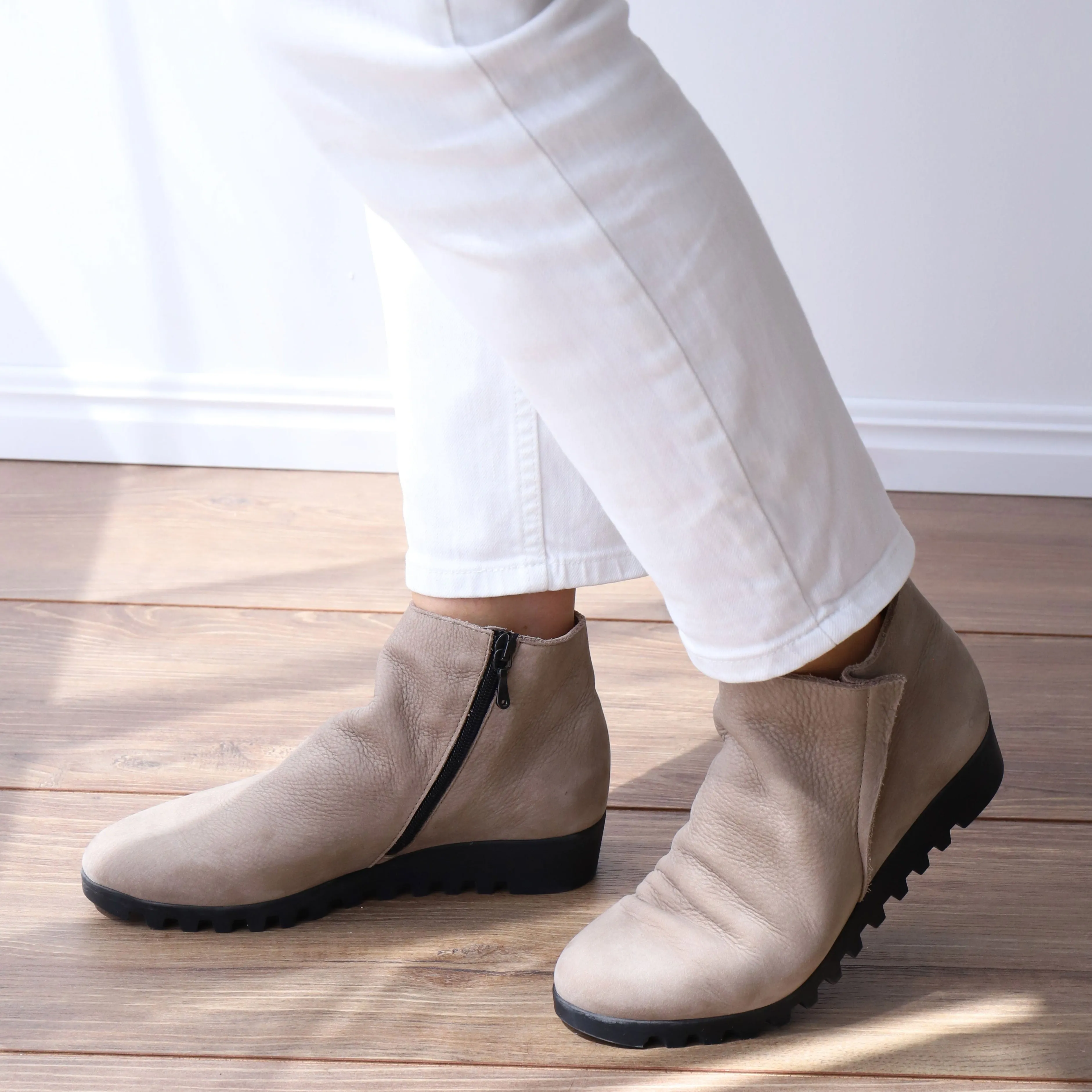 LOMHUS Taupe Nubuck Waterproof Outdoor Trek Feather Light Active Nomad