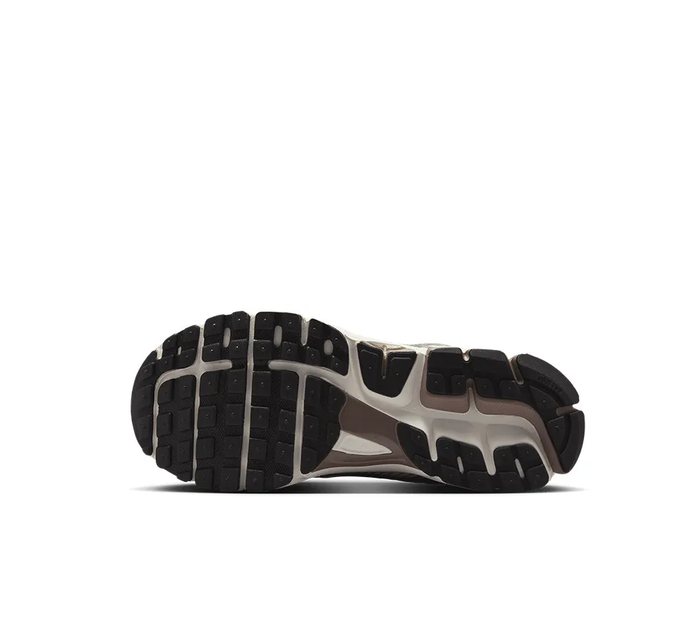 Women's Nike Zoom Vomero 5 Classic Touch Sock Like Fit Engineering